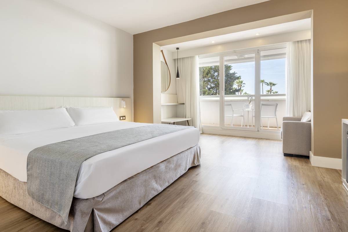 Dreibettzimmer Hotel ILUNION Islantilla Huelva